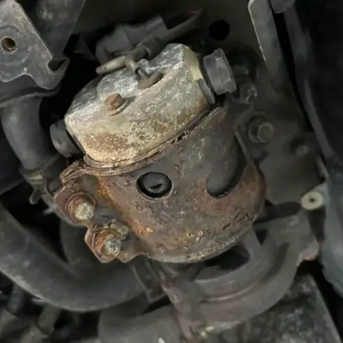 Zoxidovaný štartér motora pred laserovým čistením